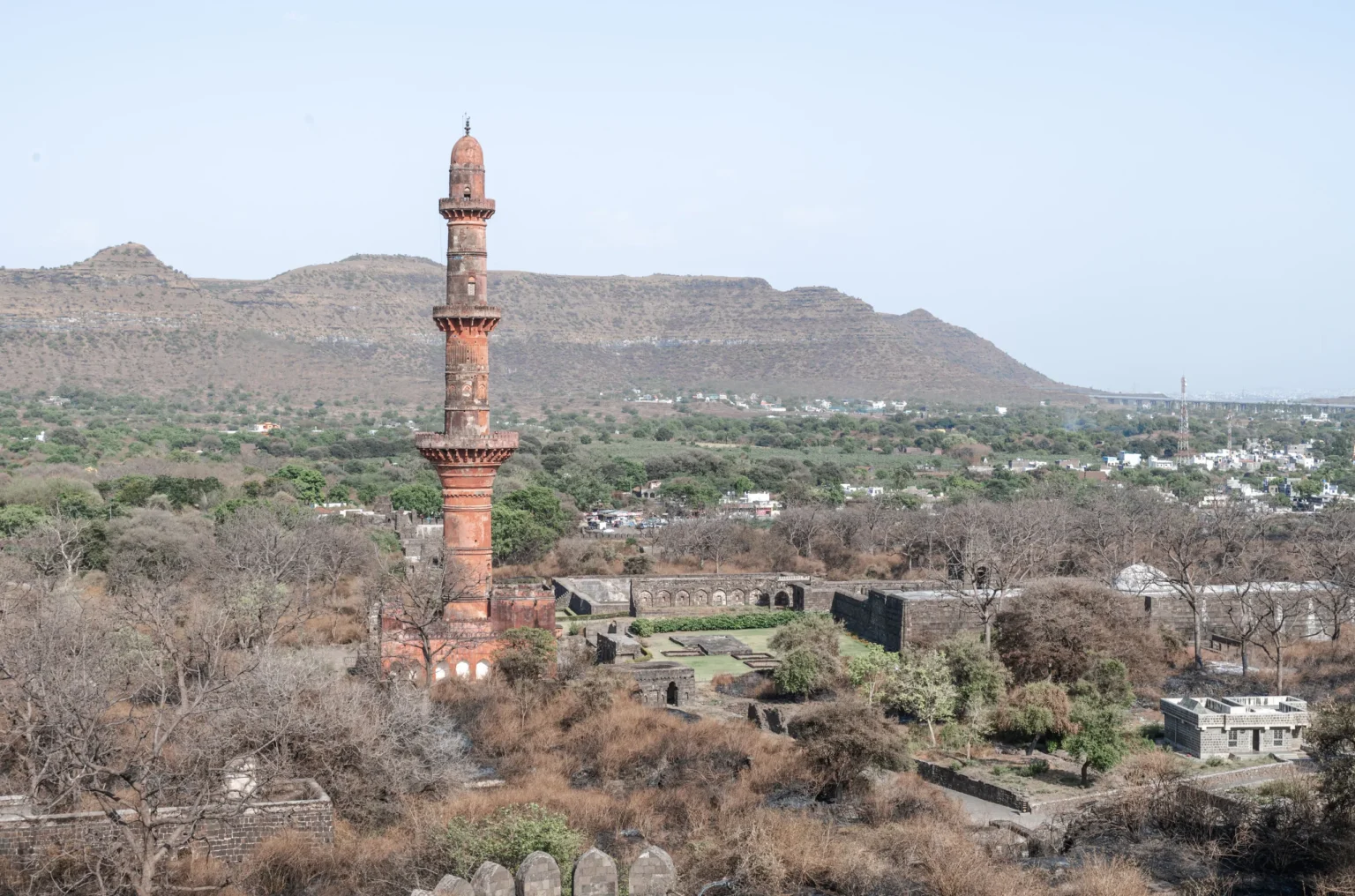 Chand Minar at Daulatabad with the Deccan hills behind