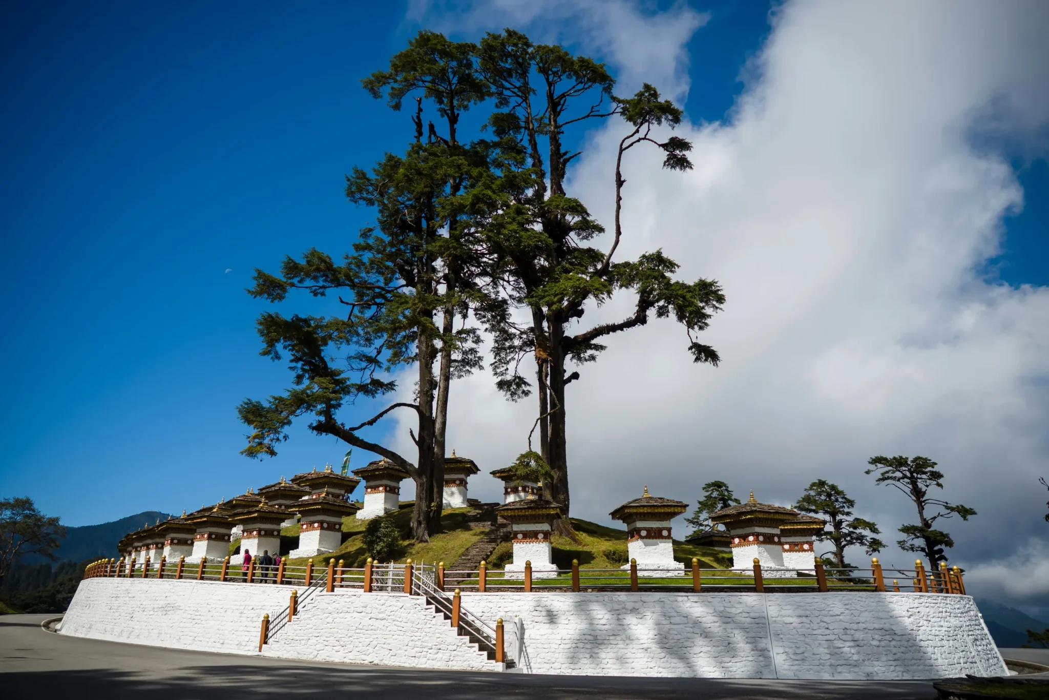 The 108 Druk Wangyal chortens at Dochu La