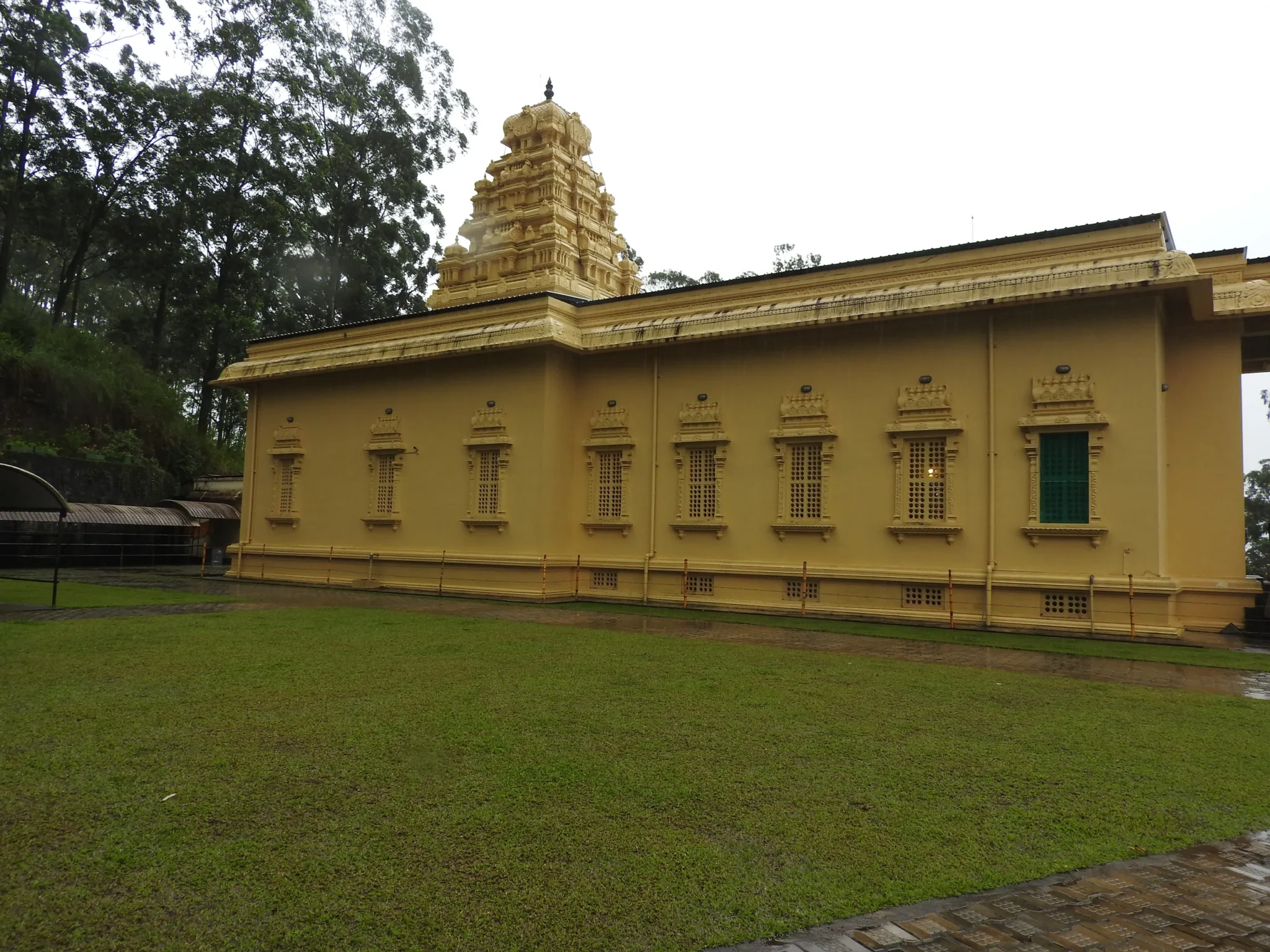 Sri Bhakta Hanuman Temple with its gopuram at Ramboda